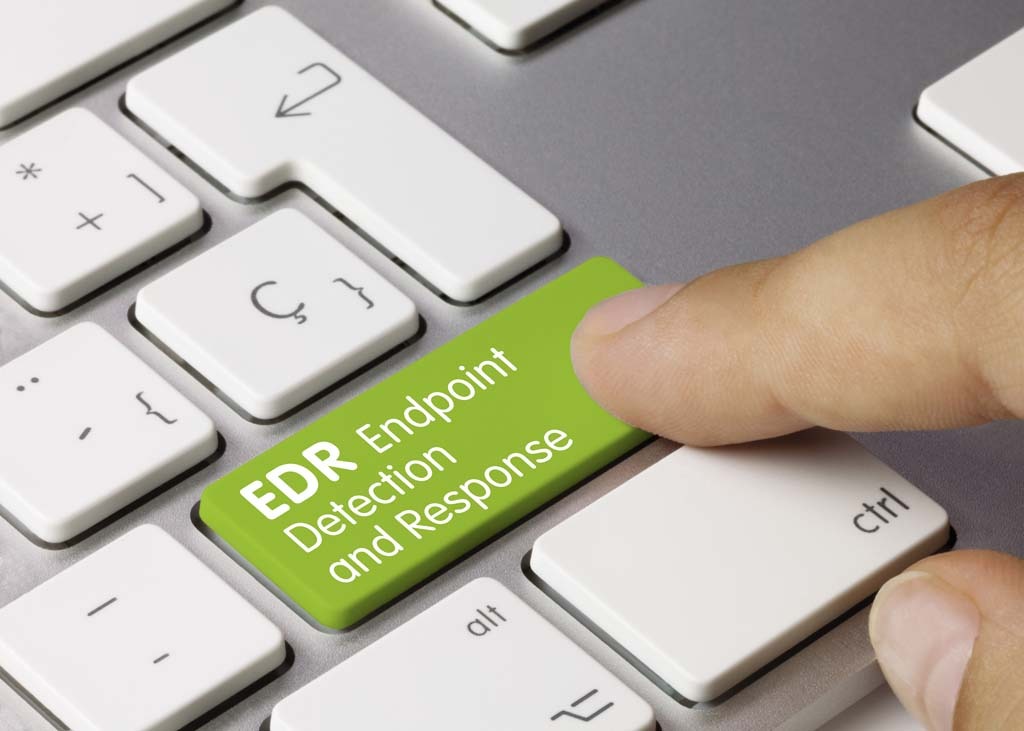 Grüne Taste auf weißer Tastatur EDR Endpoint Detection and Response